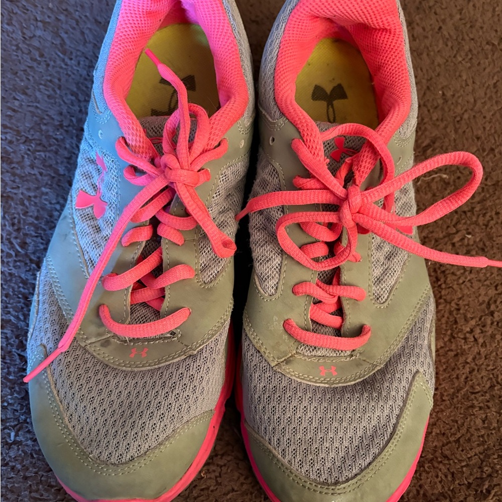 WOMENS UNDER ARMOR GRAY & PINK ATHLETIC SHOES  SIZE 9